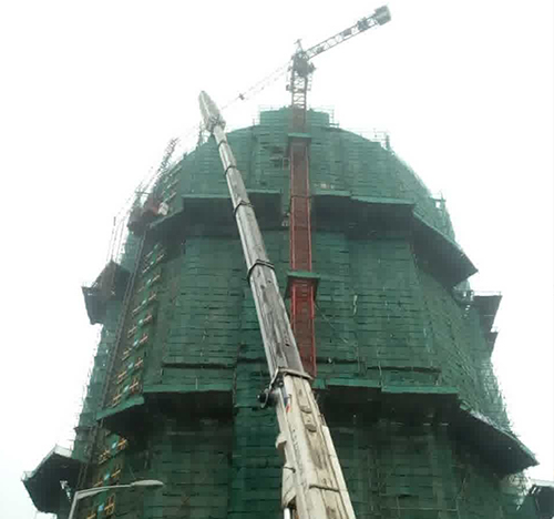 赣榆吊车在工地上作业